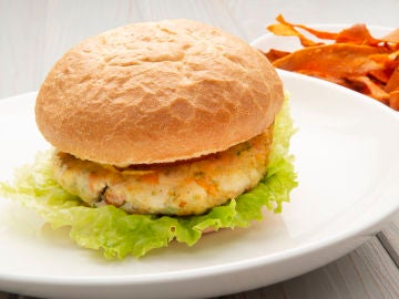 Hamburguesa de pescado con chips de boniato