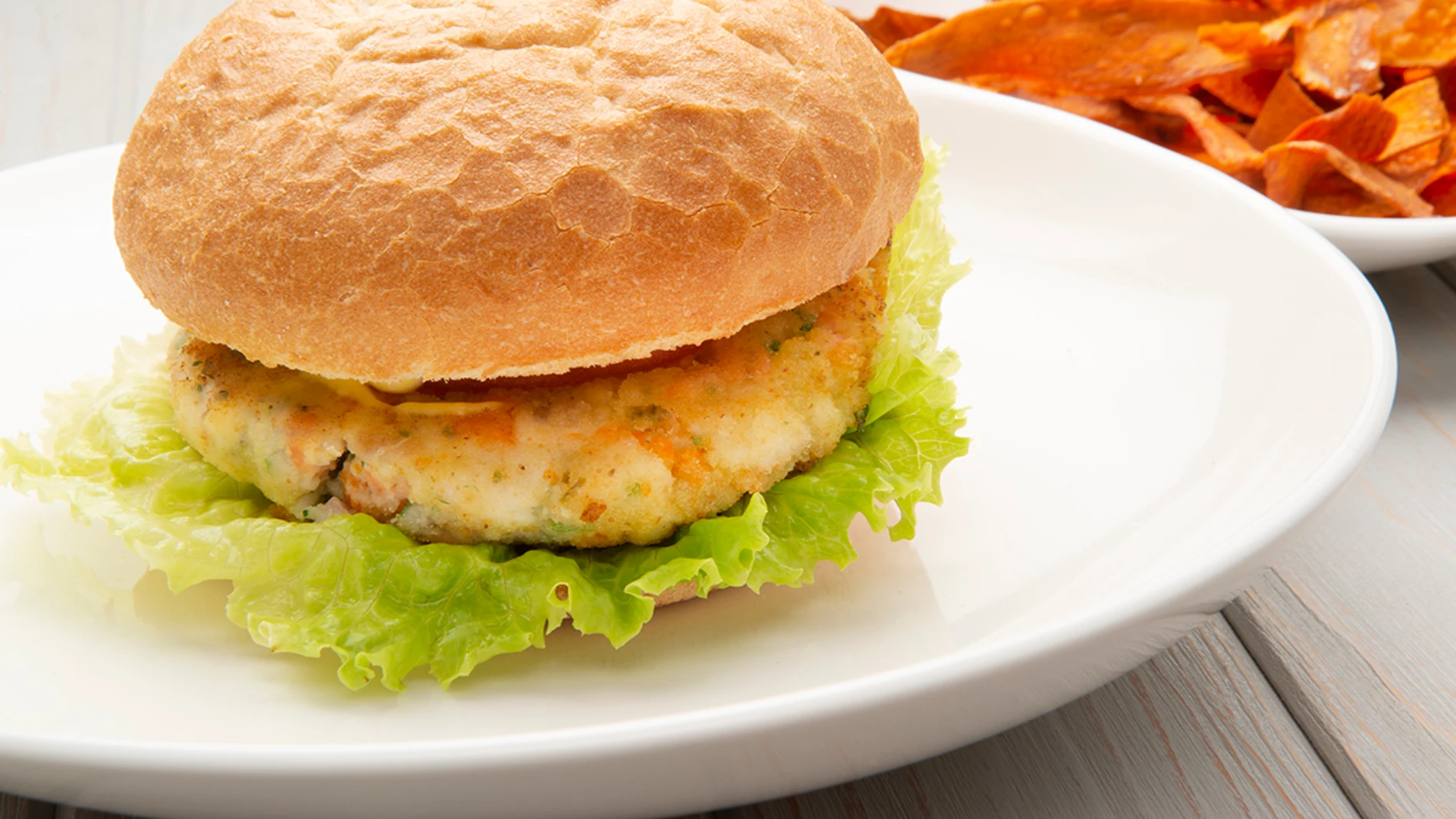 Hamburguesa de pescado con chips de boniato