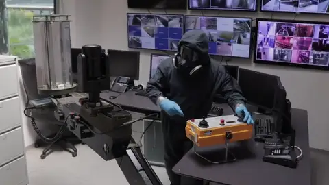 Así trabaja ATILA, el robot del ejército que desinfecta con luz ultravioleta Así trabaja ATILA, el robot del ejército que desinfecta con luz ultravioleta