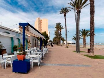 Terraza cerrada de un restaurante de Santiago de la Ribera, Murcia, durante el estado de alarma