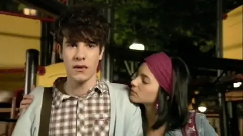 Javier Calvo y Andrea Duro como Fer y Yoli en la escena de 'Física o Química' cantando 'Cuando lloras' Javier Calvo y Andrea Duro como Fer y Yoli en la escena de 'Física o Química' cantando 'Cuando lloras'