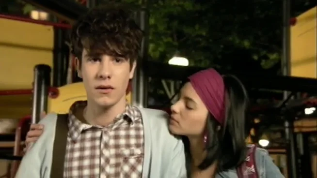 Javier Calvo y Andrea Duro como Fer y Yoli en la escena de 'Física o Química' cantando 'Cuando lloras' Javier Calvo y Andrea Duro como Fer y Yoli en la escena de 'Física o Química' cantando 'Cuando lloras'