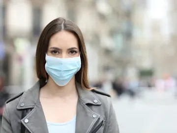 Mujer con mascarilla Mujer con mascarilla