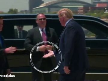 Trump a punto de darle la mano al gobernador de Arizona sin recordar el distanciamiento social por el coronavirus 