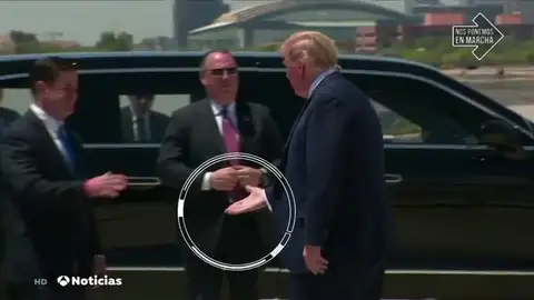 Trump a punto de darle la mano al gobernador de Arizona sin recordar el distanciamiento social por el coronavirus Trump a punto de darle la mano al gobernador de Arizona sin recordar el distanciamiento social por el coronavirus