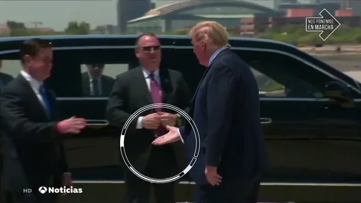 Trump a punto de darle la mano al gobernador de Arizona sin recordar el distanciamiento social por el coronavirus Trump a punto de darle la mano al gobernador de Arizona sin recordar el distanciamiento social por el coronavirus