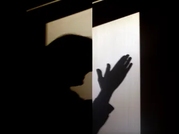 La sombra de una mujer aplaudiendo La sombra de una mujer aplaudiendo