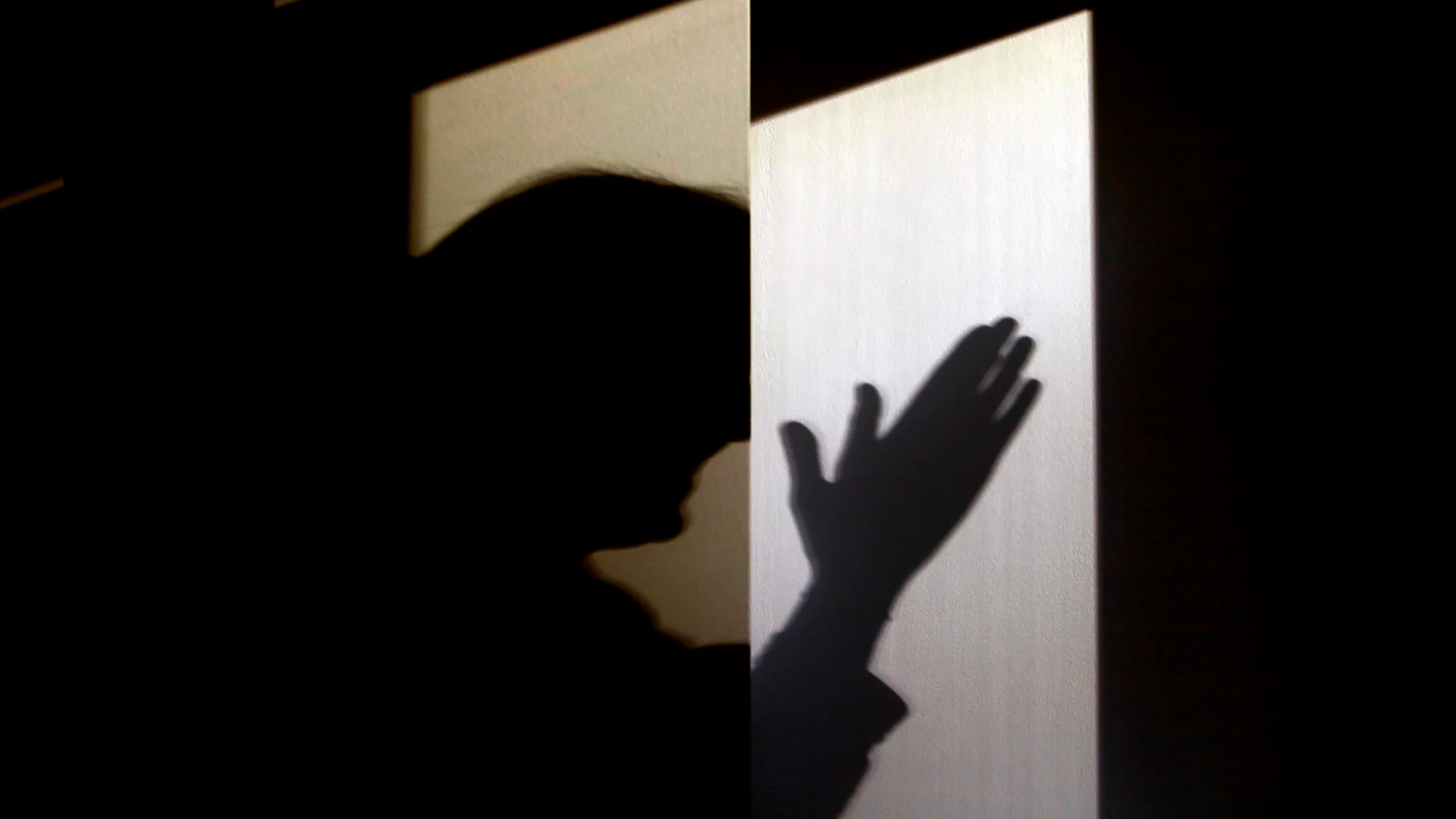 La sombra de una mujer aplaudiendo La sombra de una mujer aplaudiendo