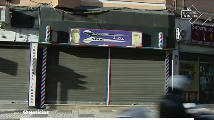 Multada una peluquería donde había ocho personas dentro, gente esperando fuera y no atendían con cita previa en plena pandemia del coronavirus Multada una peluquería donde había ocho personas dentro, gente esperando fuera y no atendían con cita previa en plena pandemia del coronavirus