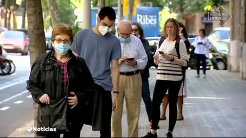 Colas a las puertas de varios laboratorios privados de Barcelona que hacen test del coronavirus Colas a las puertas de varios laboratorios privados de Barcelona que hacen test del coronavirus