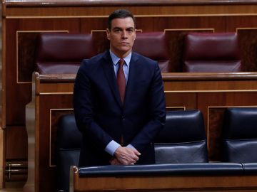 Pedro Sánchez guarda un minuto de silencio por las víctimas del coronavirus en el Congreso