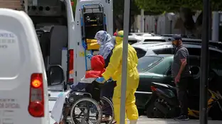 Varios trabajadores sanitarios trasladan a un enfermo en Melilla Varios trabajadores sanitarios trasladan a un enfermo en Melilla