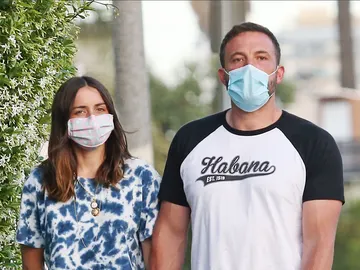 Ana de Armas y Ben Affleck paseando a sus perros Ana de Armas y Ben Affleck paseando a sus perros