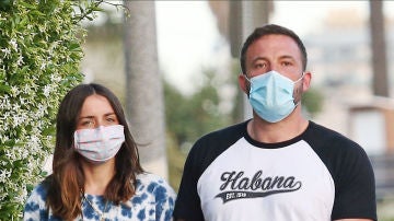 Ana de Armas y Ben Affleck paseando a sus perros Ana de Armas y Ben Affleck paseando a sus perros