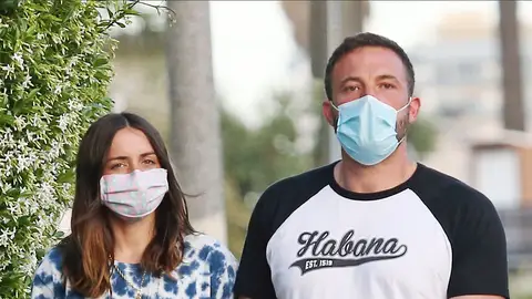 Ana de Armas y Ben Affleck paseando a sus perros Ana de Armas y Ben Affleck paseando a sus perros