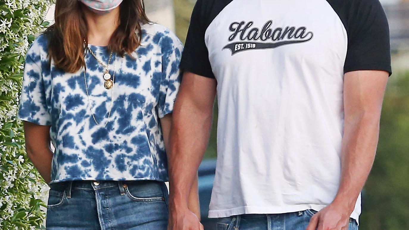 Ana de Armas y Ben Affleck paseando a sus perros Ana de Armas y Ben Affleck paseando a sus perros