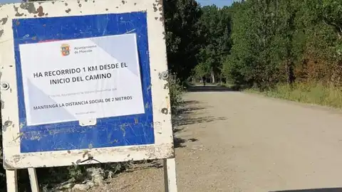 Cartel indicativo de 1 km en Monzón Cartel indicativo de 1 km en Monzón