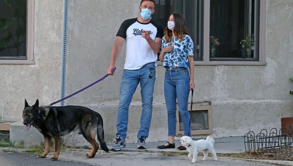 Ben Affleck y Ana de Armas señalan a los paparazzi Ben Affleck y Ana de Armas señalan a los paparazzi