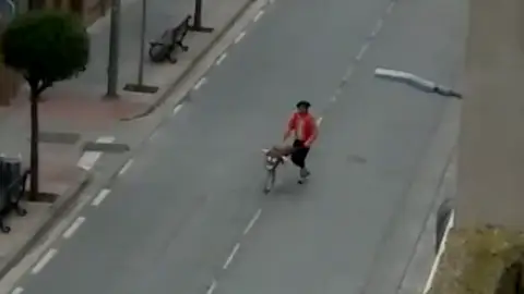 Sale a la calle vestido de torero Sale a la calle vestido de torero