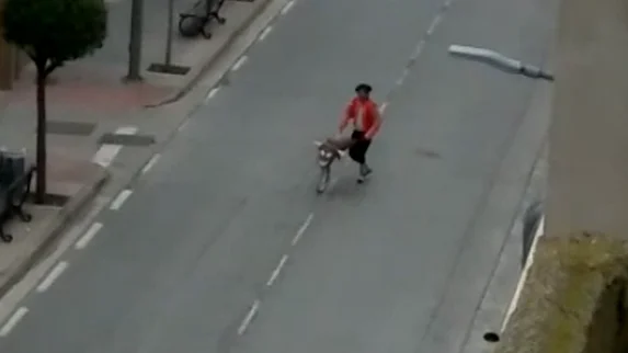 Sale a la calle vestido de torero