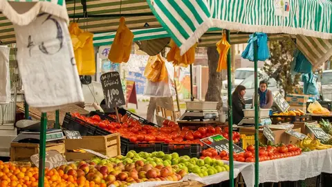 Mercadillo al aire libre Puesto de frutas y verduras