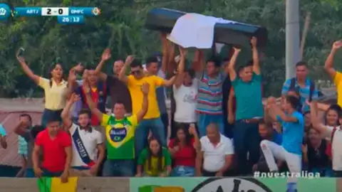 Los hinchas con el ataúd Los hinchas con el ataúd