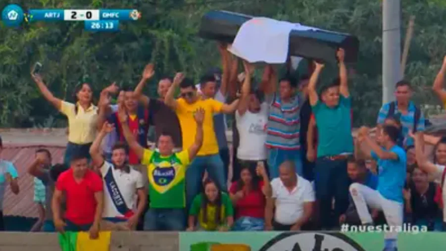 Los hinchas con el ataúd Los hinchas con el ataúd
