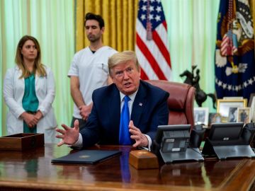 Trump con enfermeros