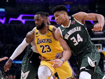 Giannis Antetokounmpo y LeBron James