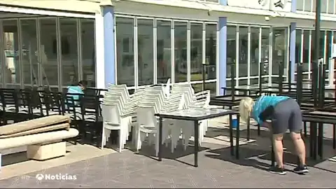 Los hosteleros ultiman la desinfección de las terrazas para su reapertura en la fase 1 de la desecalada del coronavirus Los hosteleros ultiman la desinfección de las terrazas para su reapertura en la fase 1 de la desecalada del coronavirus