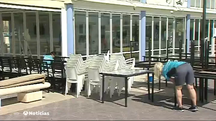 Los hosteleros ultiman la desinfección de las terrazas para su reapertura en la fase 1 de la desecalada del coronavirus Los hosteleros ultiman la desinfección de las terrazas para su reapertura en la fase 1 de la desecalada del coronavirus