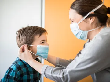 Madre y niño con mascarilla Madre y niño con mascarilla