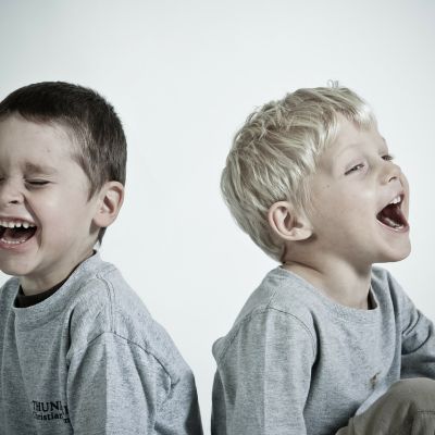 Niños Niños riéndose