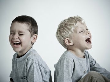 Niños riéndose Niños riéndose