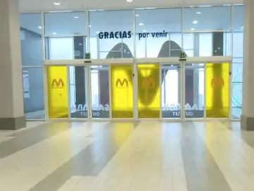 Entrada a un centro comercial Entrada a un centro comercial