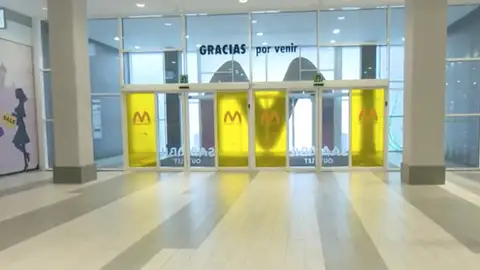 Entrada a un centro comercial Entrada a un centro comercial