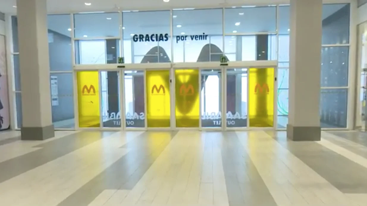 Entrada a un centro comercial