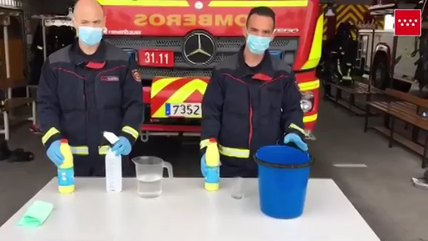 Los bomberos de Madrid explican c&oacute;mo usar la lej&iacute;a de forma segura para acabar con el coronavirus 