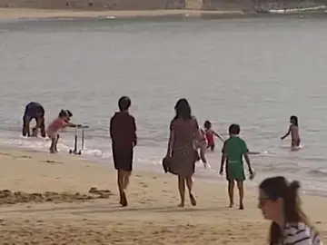 Playas con niños bañándose Playas con niños bañándose