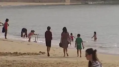 Playas con niños bañándose Playas con niños bañándose