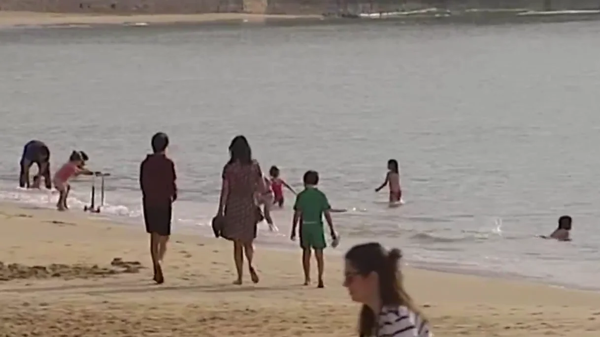 Playas con niños bañándose Playas con niños bañándose