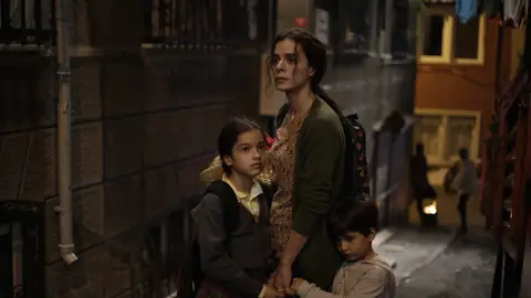 Bahar y su hijos en 'Mujer' Bahar y su hijos en 'Mujer'