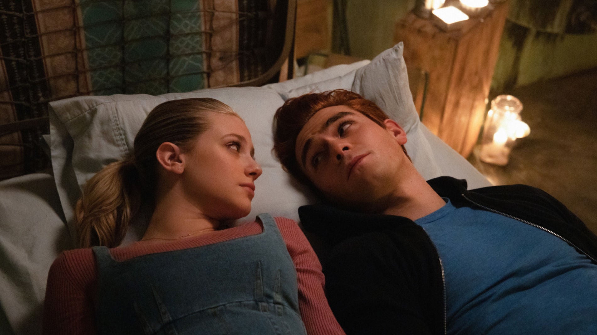 Lili Reinhart y KJ Apa como Betty y Archie en 'Riverdale'