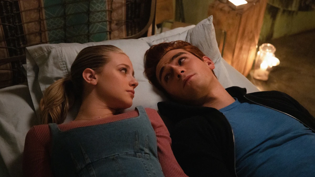 Lili Reinhart y KJ Apa como Betty y Archie en 'Riverdale' Lili Reinhart y KJ Apa como Betty y Archie en 'Riverdale'