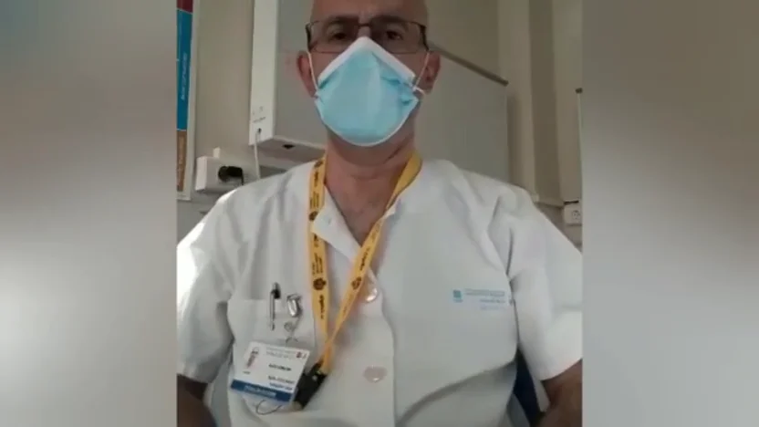 El truco definitivo de los nudos en la mascarilla de un m&eacute;dico para protegerse del coronavirus