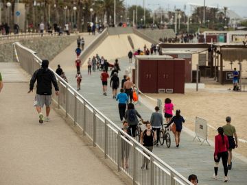 Imagen de la playa de la Barceloneta en Barcelona