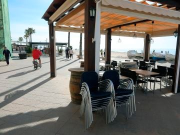 erraza de un bar en el barrio marítimo de "Baix a Mar" de Torredembarra, en Barcelona, el pasado domingo.