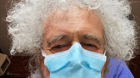 Brian May, guitarrista de Queen, hospitalizado tras "romper en pedazos" sus gl&uacute;teos en un accidente de jardiner&iacute;a
