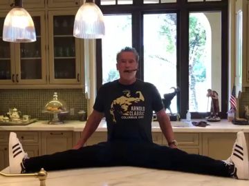 El vídeo viral de Arnold Schwarzenegger y su 'impactante' flexibilidad a los 72 años