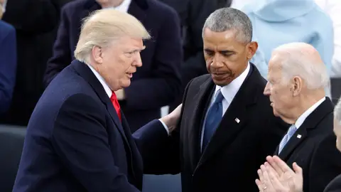 Trump saluda a Obama y Biden Trump saluda a Obama y Biden